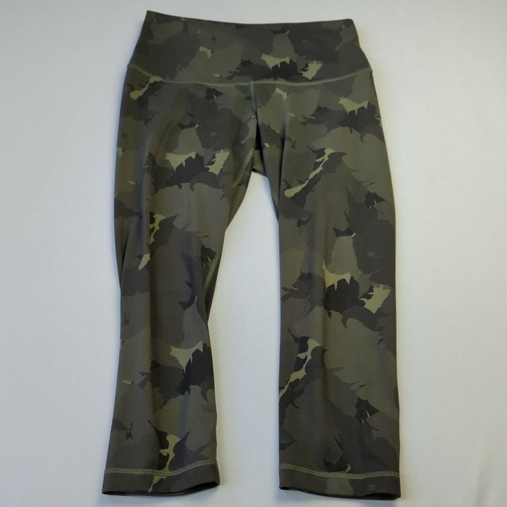 Lululemon Womens 28x22.5 Green Camo Cropped Leg Leggings Knee Length Compression